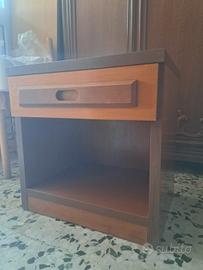 comodino in legno 