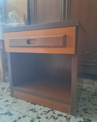 comodino in legno 