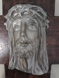 Volto di Cristo su croce in legno