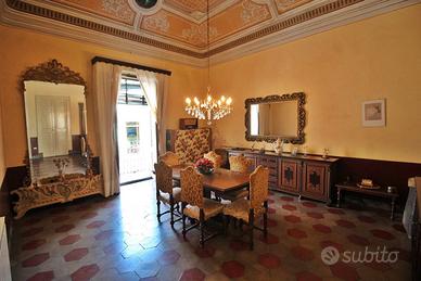 Prestigioso palazzo con corte e giardino a Riposto