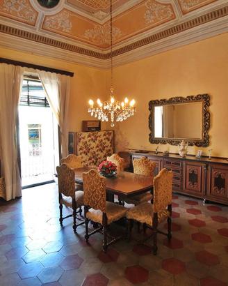 Prestigioso palazzo con corte e giardino a Riposto