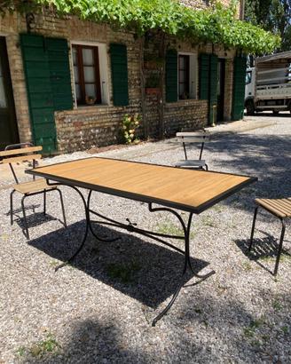 Grande tavolo da giardino in ferro battuto