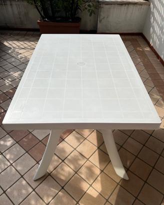 Tavolo marca NARDI in resina e plastica
