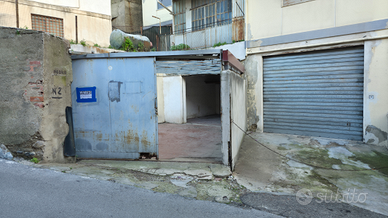 Box con cortile annesso in via Carrai 4