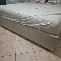 letto matrimoniale con  struttura testata 