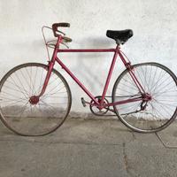 Bicicletta rossa vintage già revisionata