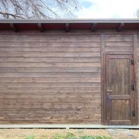 Casetta di legno da giardino con pedana