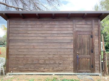 Casetta di legno da giardino con pedana