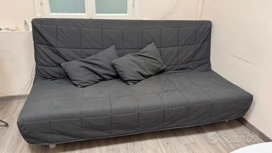 Letto, frigo, lavatrice, tavolo, divano letto