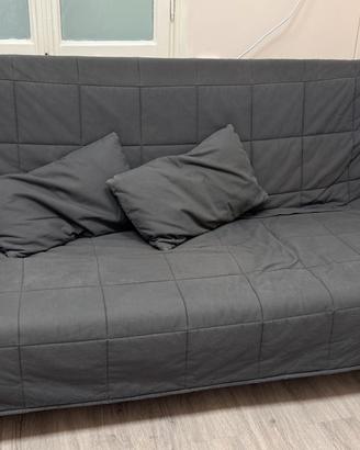 Letto, frigo, lavatrice, tavolo, divano letto