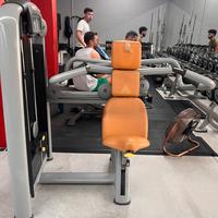 shoulder press technogym