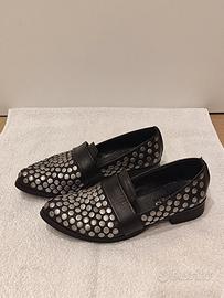 Mocassino nero donna in pelle con borchie