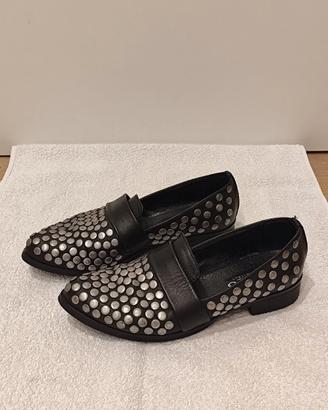 Mocassino nero donna in pelle con borchie
