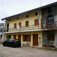 CASA A SCHIERA TRICAMERE: versatili spazi aggiu...