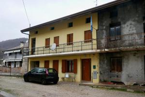 CASA A SCHIERA TRICAMERE: versatili spazi aggiu...