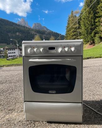 Forno con piano vetroceramica marca Delonghi