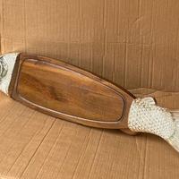 Salmone: grande tagliere in legno e metallo