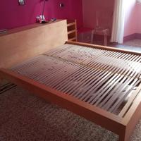 letto con rete a doghe e comodini estraibili