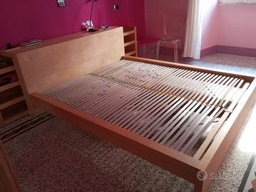 letto con rete a doghe e comodini estraibili