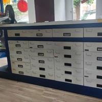 Scaffali modulari e banco da esposizione seminuovi