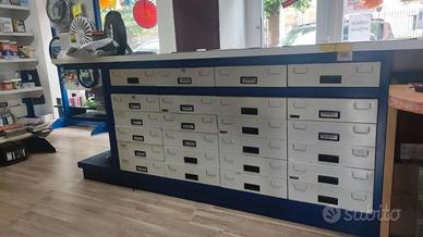 Scaffali modulari e banco da esposizione seminuovi