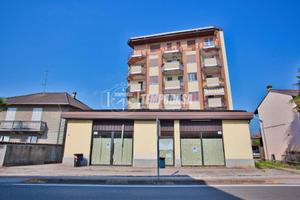 AMPIO LOCALE COMMERCIALE SENZA SPESE DI CONDOMINIO