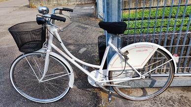 Bici donna classica con cestino