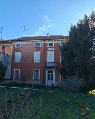 Rustico / Casale di 2800 m² con più di 5 locali e 