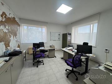Ufficio luminoso e pronto all'uso