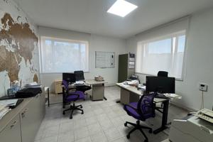 Ufficio luminoso e pronto all'uso