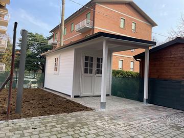 CASETTA IN LEGNO CON PORTICO