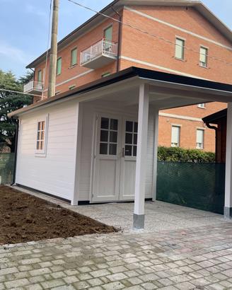 CASETTA IN LEGNO CON PORTICO
