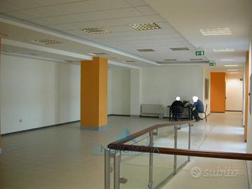 Palazzo / Stabile di 2850 m² con più di 5 locali a