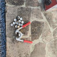 Pinza applica tappi metallo su bottiglie 