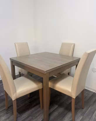 Tavolo 90x90 allungabile a  180 con 4 sedie