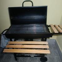 Barbecue a carbone con coperchio e ripiani al lato