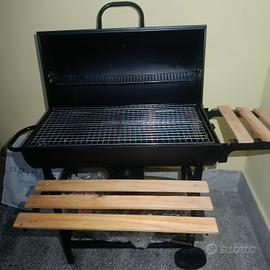 Barbecue a carbone con coperchio e ripiani al lato