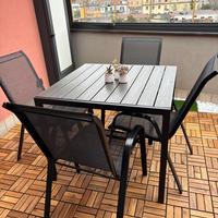 Set tavolo e  quattro sedie da giardino metallo