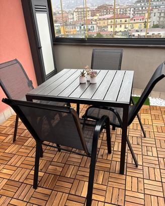 Set tavolo e  quattro sedie da giardino metallo