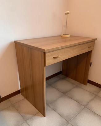 Cameretta con armadio, comodino e scrivania