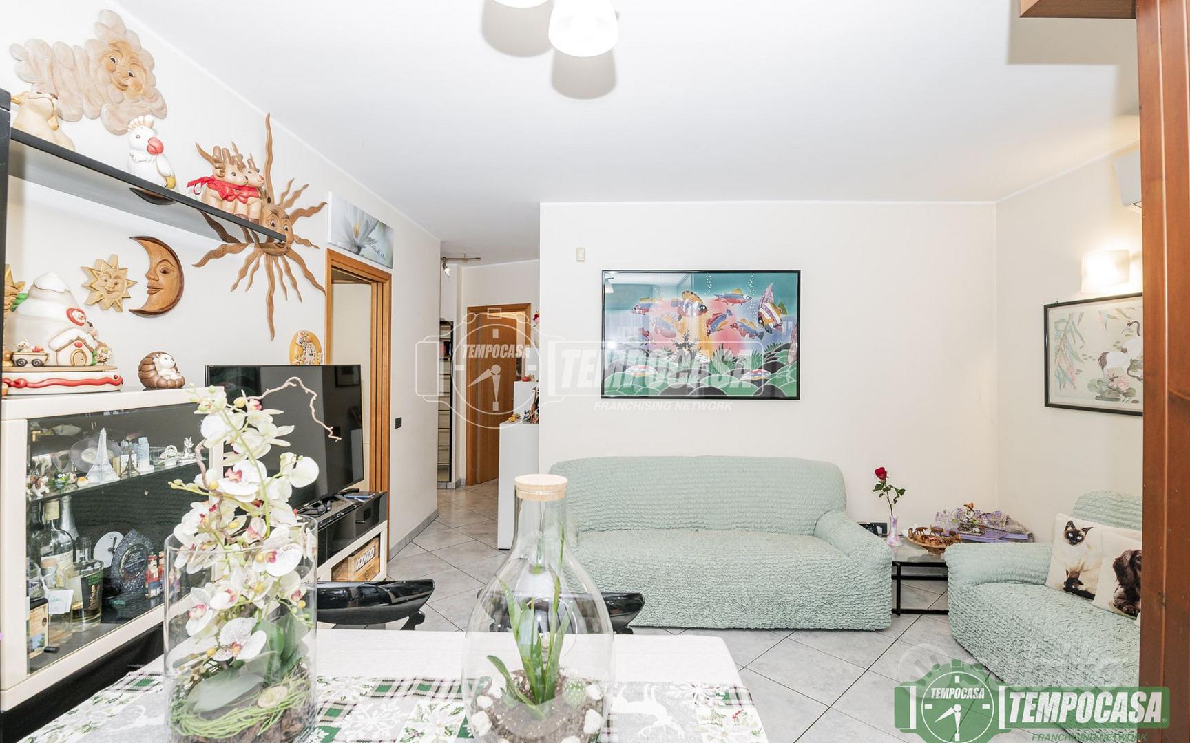 AMPIO TRILOCALE CON TERRAZZO + BOX E CANTINA - Vista 2