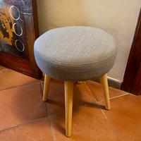 Sgabello in tessuto grigio scuro e legno