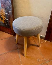 Sgabello in tessuto grigio scuro e legno