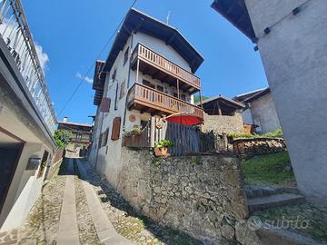 CASA DI MONTAGNA IN BORGO TIPICO