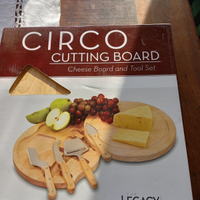 Tagliere e coltelli per formaggj