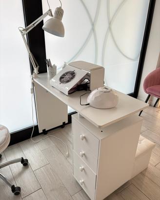 2 postazioni manicure profess. + 2 aspiratori