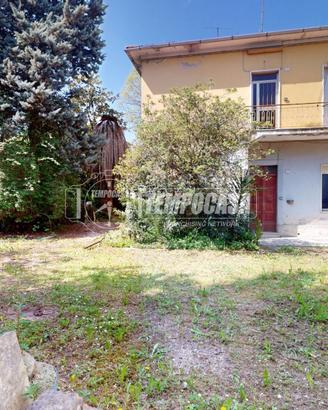 SOLUZIONE BI-FAMILIARE DA RISTRUTTURARE IN ZONA CE