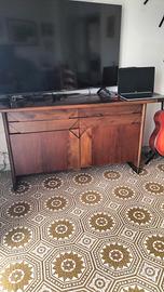 tavolo sedie e mobile 