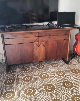 tavolo sedie e mobile 