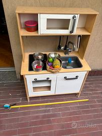 Cucina giocattolo in legno con accessori